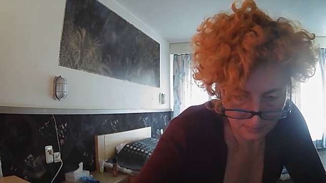 Sunnylarrah naked stripping on cam for live sex video chat