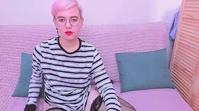 ViannaFiedd naked stripping on cam for live sex video chat