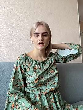YourSweetAmy naked stripping on cam for live sex video chat
