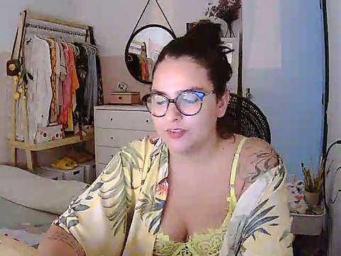 AliceCruz23 naked stripping on cam for live sex video chat