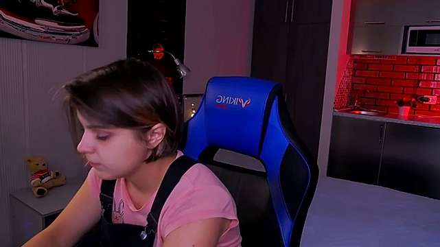 Amelia_Walker naked stripping on cam for live sex video chat