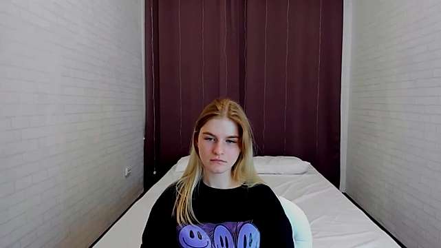 Chloe_M0retz naked stripping on cam for live sex video chat