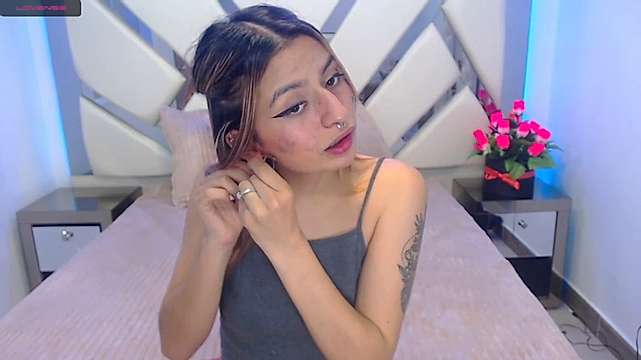 Issa_Valenccia naked stripping on cam for live sex video chat