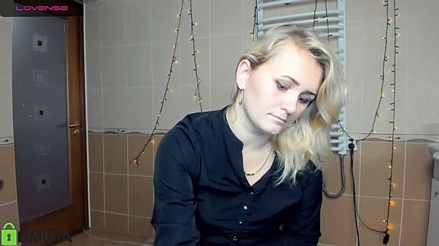 KamilaGleee naked stripping on cam for live sex video chat