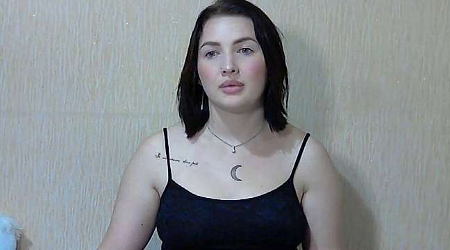 KrisGoldd naked stripping on cam for live sex video chat