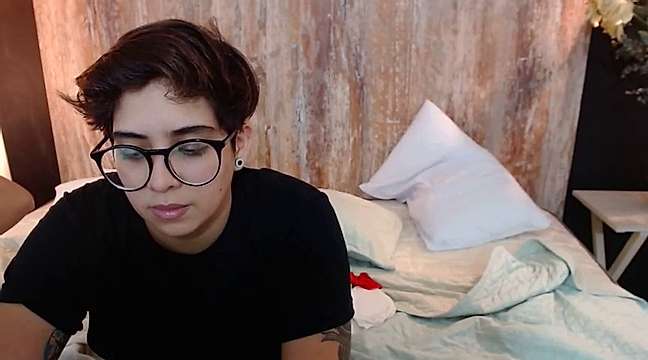 Liam_Saiz naked stripping on cam for live sex video chat