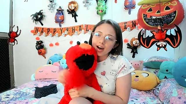 linda-schmidt naked stripping on cam for live sex video chat