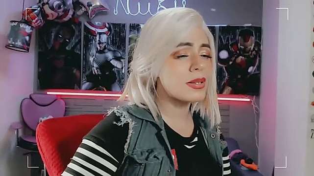 NIIKYDREAMS1 naked stripping on cam for live sex video chat