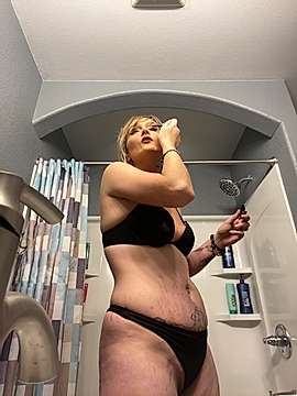 nlynn1995 naked stripping on cam for live sex video chat