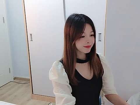 V__Lisa naked stripping on cam for live sex video chat