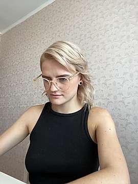 YoursSweetAmy naked stripping on cam for live sex video chat