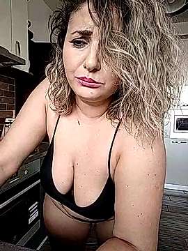 AnneKane naked stripping on cam for live sex video chat