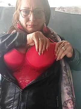 _mia_17 naked stripping on cam for live sex video chat