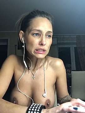 DiSweety naked stripping on cam for live sex video chat