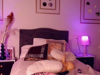 Lilii Moon nude on cam – live sex chat