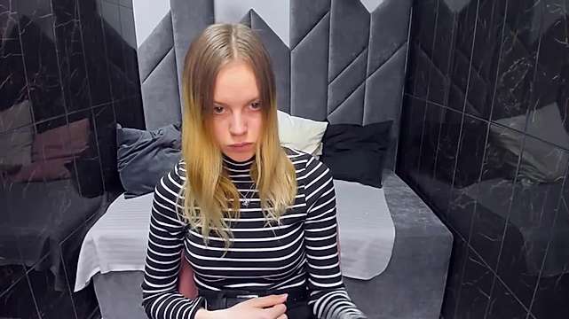AlysonSunny naked stripping on cam for live sex video chat