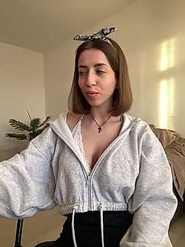 _Mia_a naked stripping on cam for live sex video chat