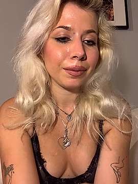 SonoAnna naked stripping on cam for live sex video chat