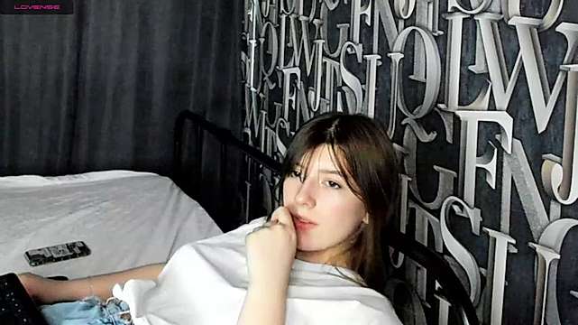 Sarah_Sanchez naked stripping on cam for live sex video chat