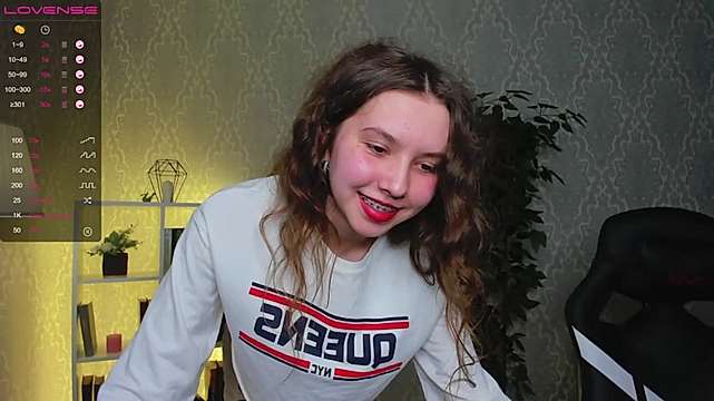 gwen_bloom naked stripping on cam for live sex video chat