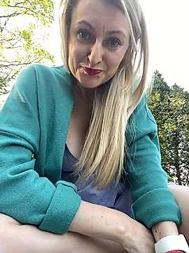 legsLONG naked stripping on cam for live sex video chat