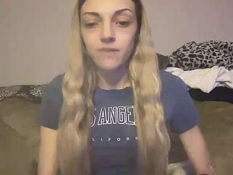 Veronicaluxx6 naked stripping on cam for live sex video chat
