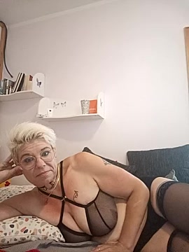 Jaczee naked stripping on cam for live sex video chat