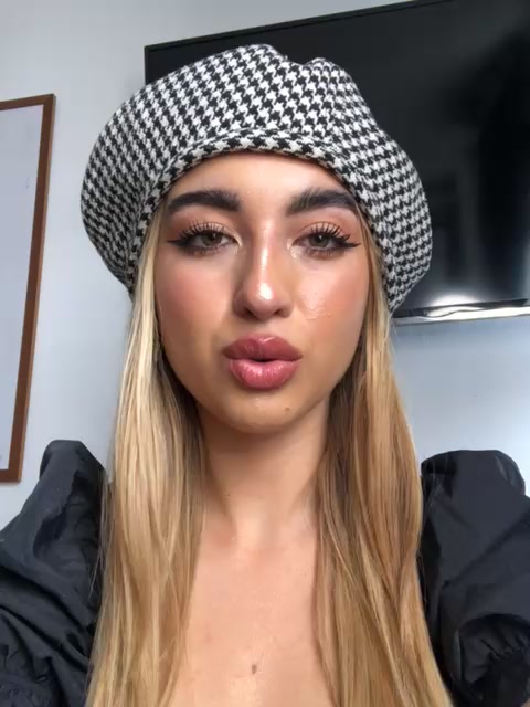 Amy_pinkk naked stripping on cam for live sex video chat