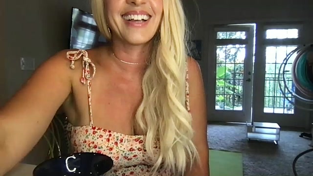 lovejulietxo naked stripping on cam for live sex video chat