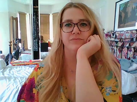 GracieMoon naked stripping on cam for live sex video chat