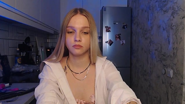 NaomiShake naked stripping on cam for live sex video chat