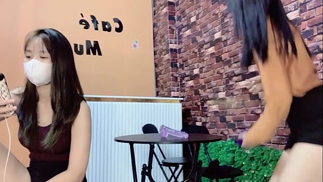 Muoi_Coffee naked stripping on cam for live sex video chat