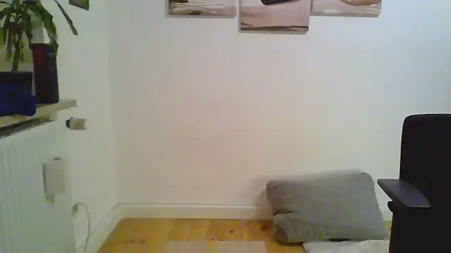 SarahJaneXXX38 naked stripping on cam for live sex video chat