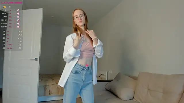 AliciaHilly naked stripping on cam for live sex video chat