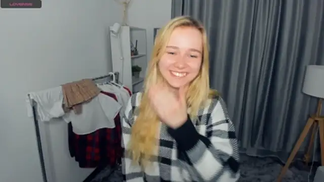 MelissaMilkovich naked stripping on cam for live sex video chat