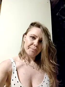 SexyMichellexo naked stripping on cam for live sex video chat