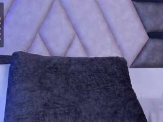 Viiolet-Petiit nude on cam – live sex chat