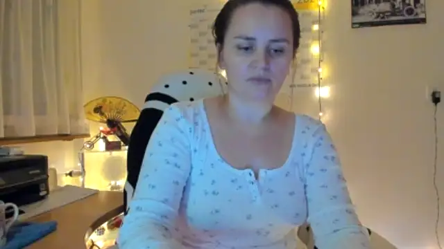 Elin25 naked stripping on cam for live sex video chat