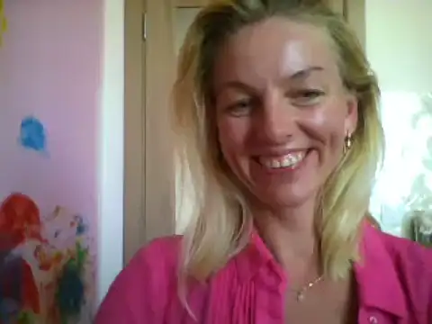 HappyXgirl naked stripping on cam for live sex video chat