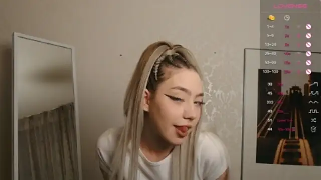 JuicyApril naked stripping on cam for live sex video chat