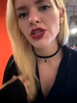 Queendance naked stripping on cam for live sex video chat