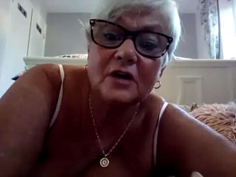 suesinner naked strip on webcam for live sex chat