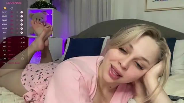 EwansElsa naked strip on webcam for live sex chat