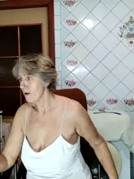 yalukerya naked strip on webcam for live sex chat