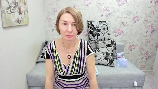 BelleCharming naked strip on webcam for live sex chat
