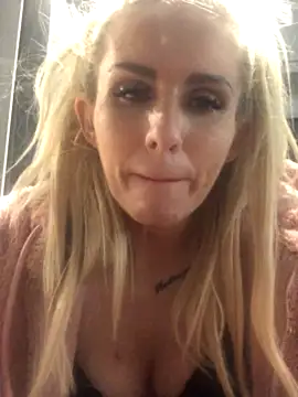 Blonde-bimbo naked strip on webcam for live sex chat