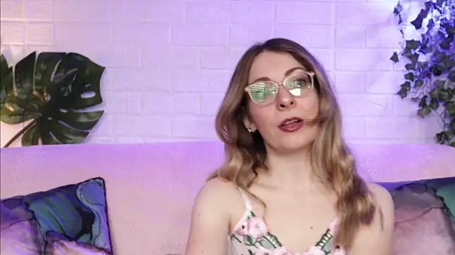 Luna_Riva naked strip on webcam for live sex chat