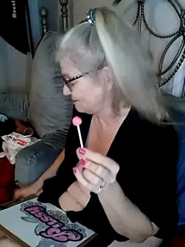 MommaVee naked strip on webcam for live sex chat