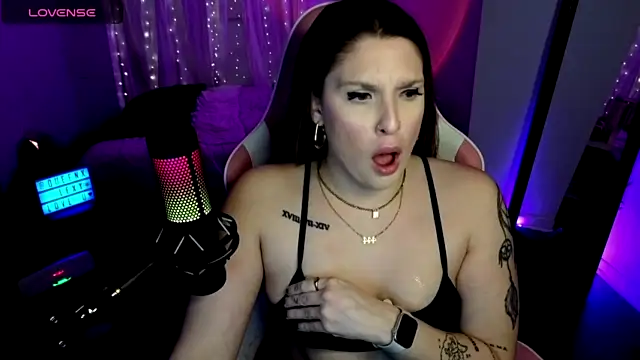 queenxlexy naked strip on webcam for live sex chat
