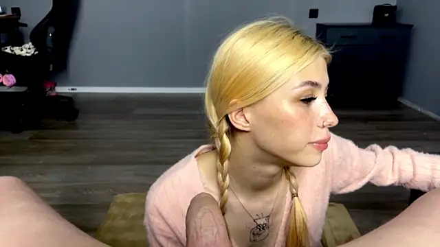 sarah_kurt naked strip on webcam for live sex chat